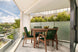 Conjunto cadeira trama corda verde com mesa proa ambientadas na varanda coberta